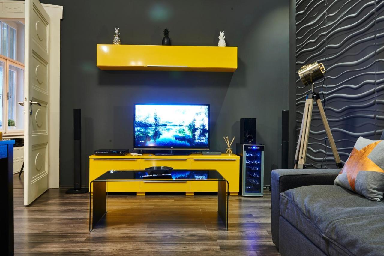 Central Location Yellow-Black Apartment Budapest Esterno foto